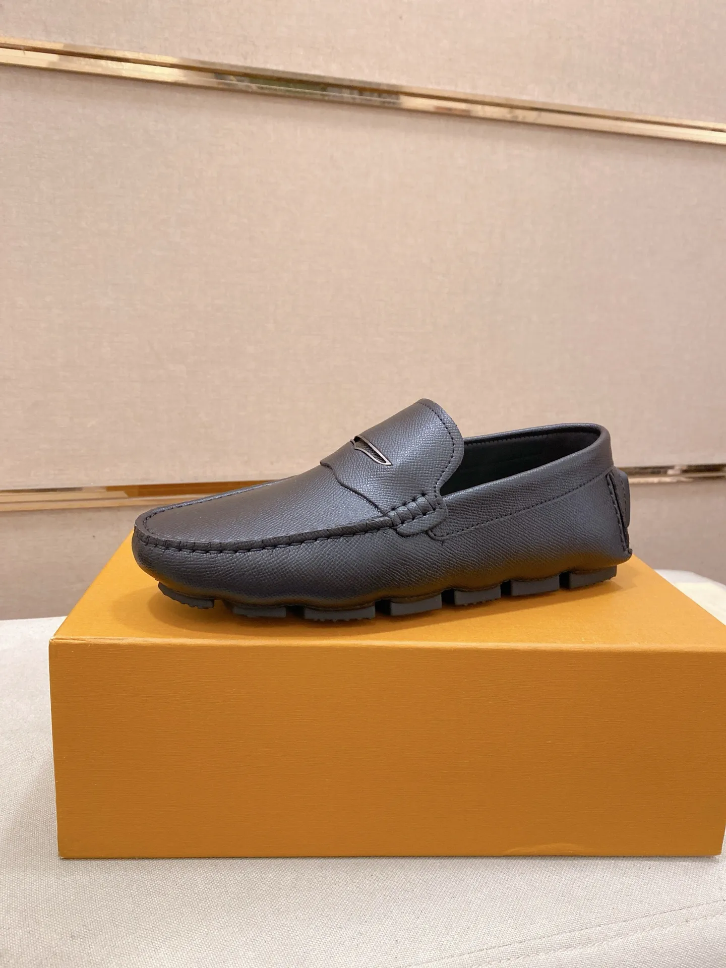 Factory price: 500💰High-end quality! LV 🆕🆕Exclusive hot-selling products in stock🔥🔥New products on the shelves, high-quality Ferragamo men's pea shoes, high-end casual driving shoes, with complete packaging! 💪 💪 Material: imported first-layer cowhide 🐂 + imported high-quality buffalo leather lining + wear-resistant outsole 👍🏻👍🏻 Features: high-end and comfortable, purely handmade 🚀 🚀 Create the perfect shoes that suit you best 🔥 🔥 Size: (38-44) 45 standard size can be customized!